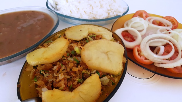 Porção individual bem servida do bacalhau do Bar do Camarão