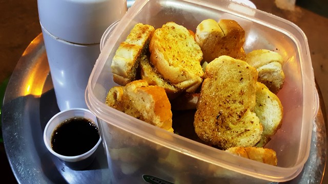 Sobras de pão viram torradas e os clientes podem consumir de graça com direito a um cafezinho