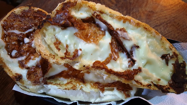 Pão francês grelhado com queijo catupiry