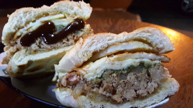 Sanduíche de pernil com queijo coalho