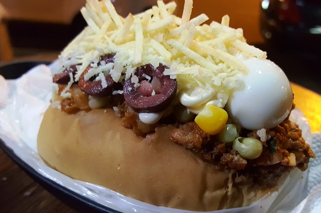 Hot dog cheio de charme e de ingredientes, até ovo de codorna