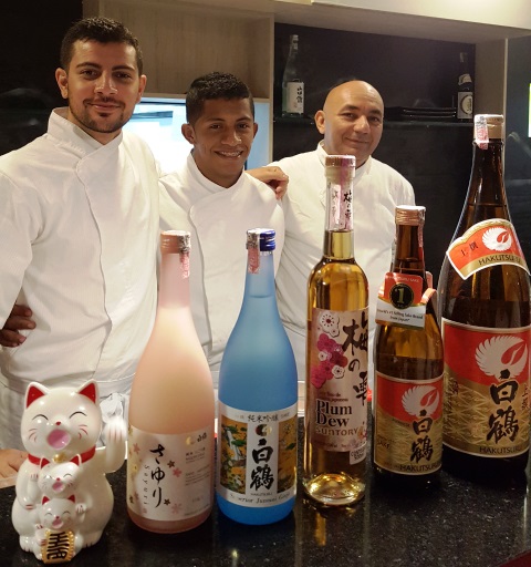 Chef Roger com sua equipe do balcão