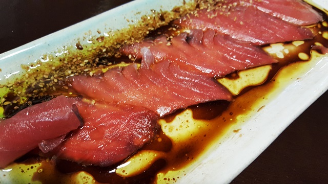 Carpaccio com finas camadas de atum deitado no molho shoyo, azeite e limão siciliano. Feliz combinação.