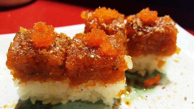 Retalho - O que sobra do atum é processado em minis pedacinhos e ganha uma caminha de arroz japonês e ova de peixe. A textura do peixe é firme. Bela foto e bom sabor