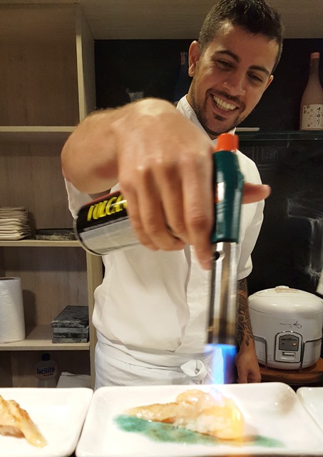 desde menino, aprendeu com o avô a arte de pescar e destrinchar o peixe.