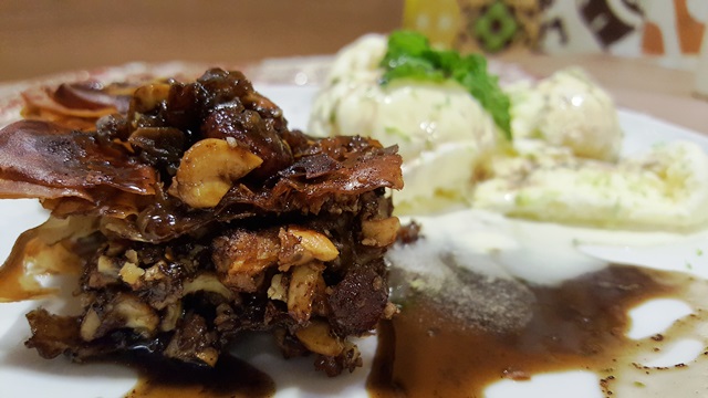 A massa fina vem embalada com castanhas e nozes, por fim, regada no mel e calda cítrica