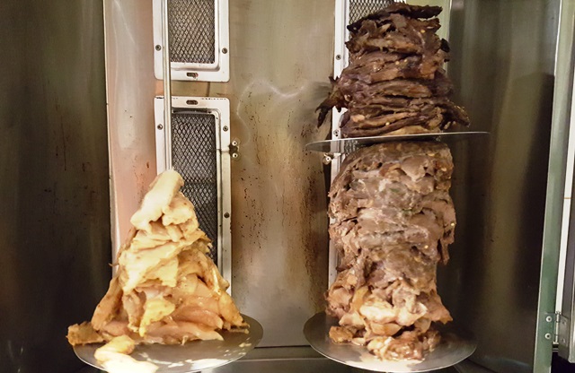 Kebab: carne no espeto e temperada com pimenta síria, dedo de moça, hortelã, cominho e outras especiarias.