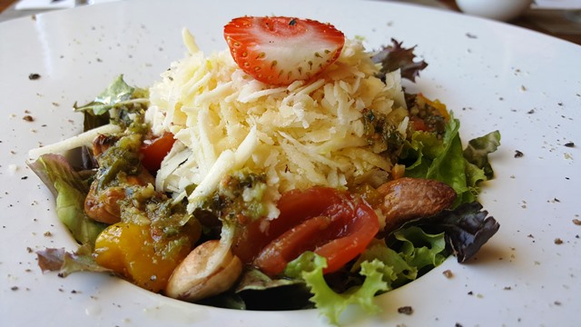 Salada é sempre divina. Provei o mix de folhas, temperada com molho pesto, tomate confit, compota de manga, castanha de caju e parmesão.