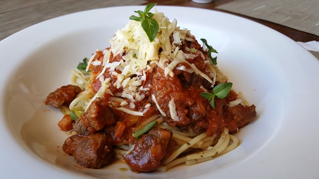 Espaguete de carne de sol a matriciana, queijo coalho curado e folhas de manjericão