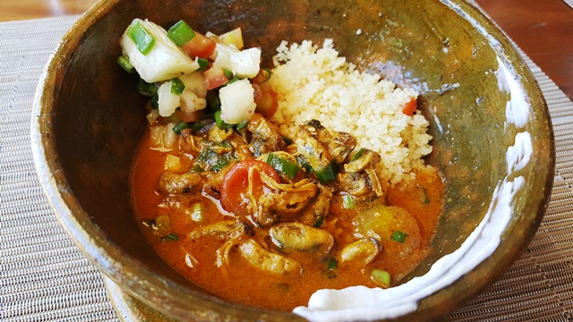 Curry de sururu com couscous marroquino e vinagrete de abacaxi