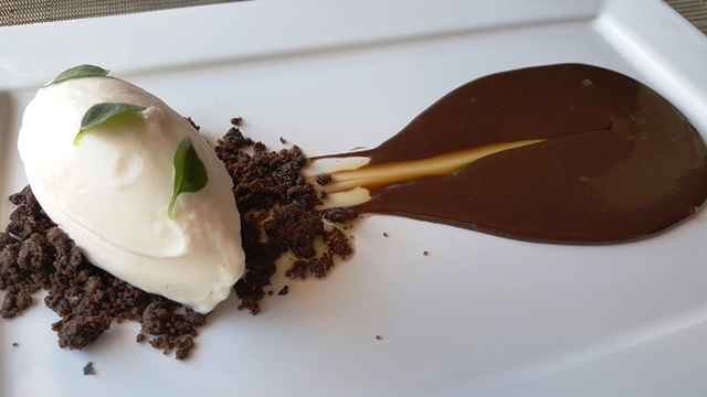 Brigadeiro mole com sorvete de coco, cookies e azeite de limão