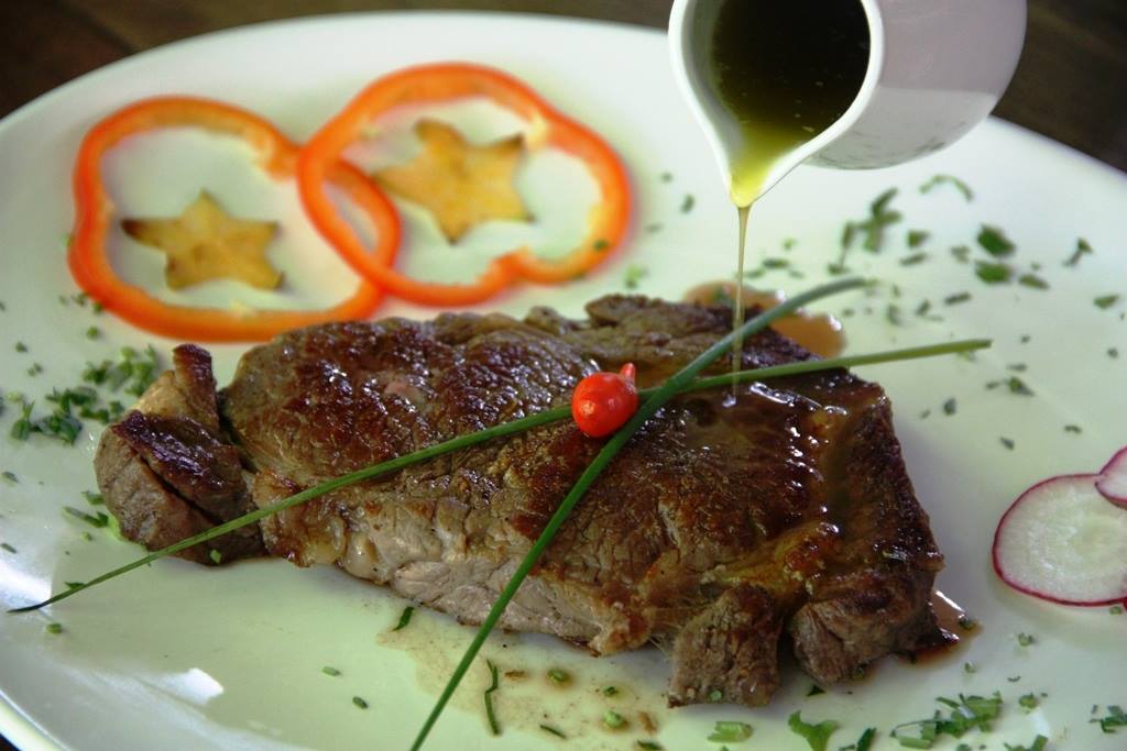 No Almoço Divino, primeiro escolhe o tipo de carne, e depois o molho