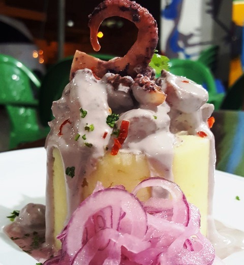 Causa" significa substância que alimenta." Uma comida forte que as mulheres Limeñas faziam para os soldados