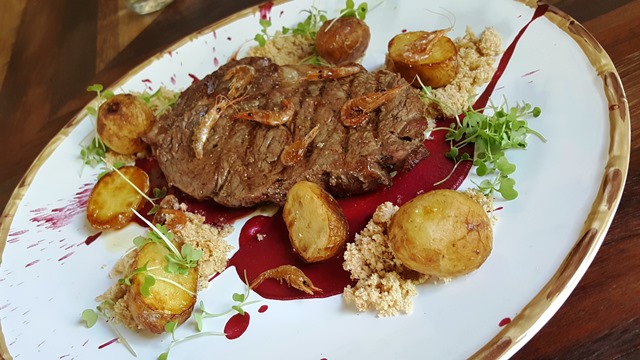 No Ancho do Mar, a natureza é viva e convidativa, a carne nobre é coroada com camarões secos e com um purê vermelho de beterrabas (que muitas vezes não damos nada por ela) supimpa. E para acompanhar, batatas coradas no sal e alecrim