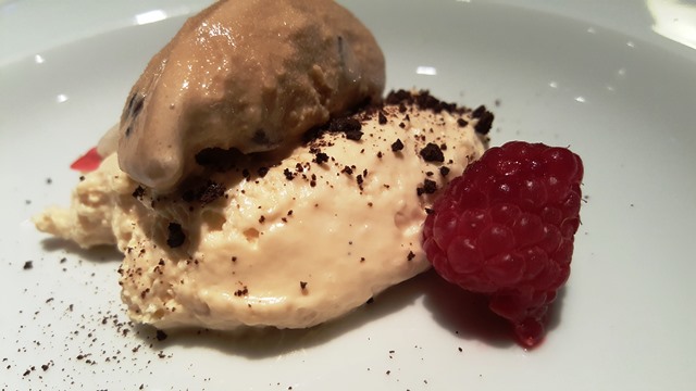 Mouse de doce de leite (textura areada), sorvete de café e fambroesa