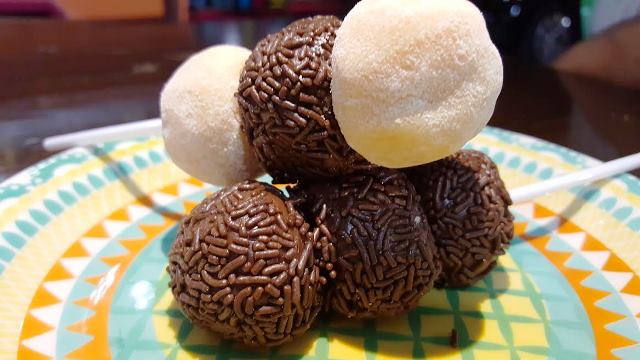 Brigadeiros no espeto, com vários sabores, o mais querido é o de ninho