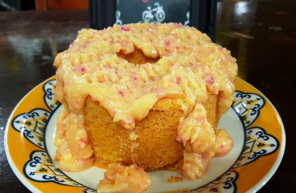 Já o bolo de queijo com cobertura do reino é muito bom para acompanhar o café. Indicado principalmente para quem aprecia mistura de açúcar e queijo. Sou fã!