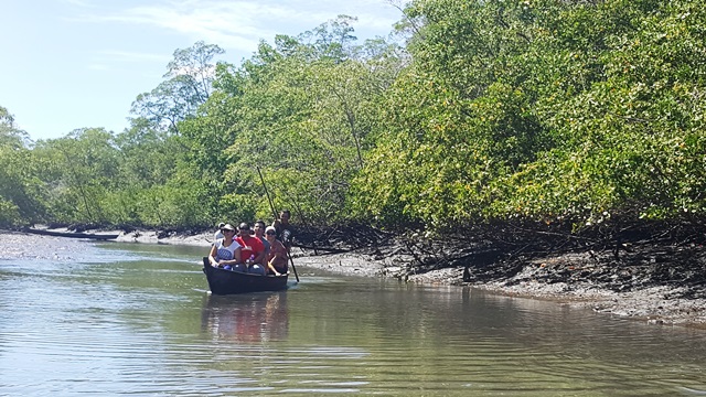 O barquinho foi o banco da sala de aula na Lagoa do Roteiro para conhecer o cultivo das ostras
