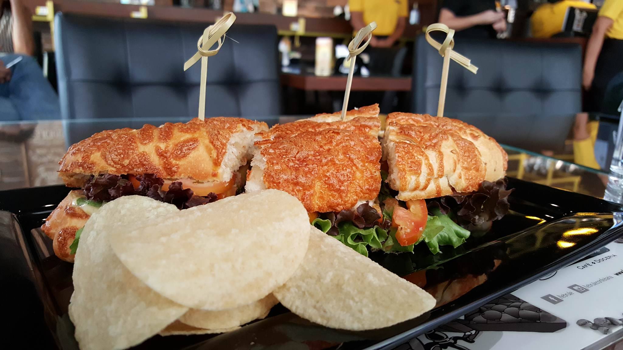 Sanduíche de filé com salada, inovação da doceria Le Brulé