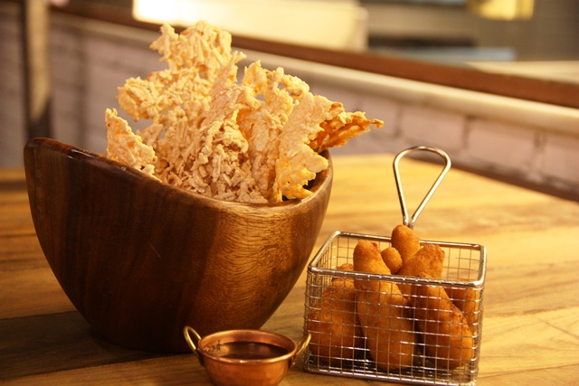 Torresmo de macaxeira na companhia da coxinha de galinha