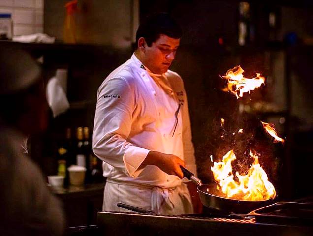 Chef Vitor, também conhecido como Vitrola, criador do Ancho Mar