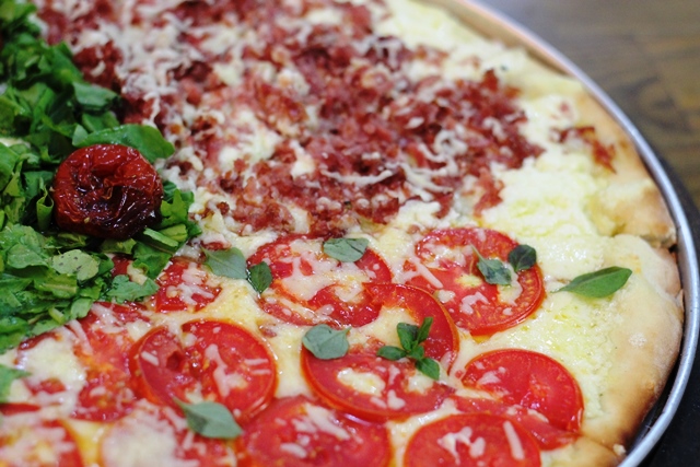 Pizza de margerita e calabresa moida