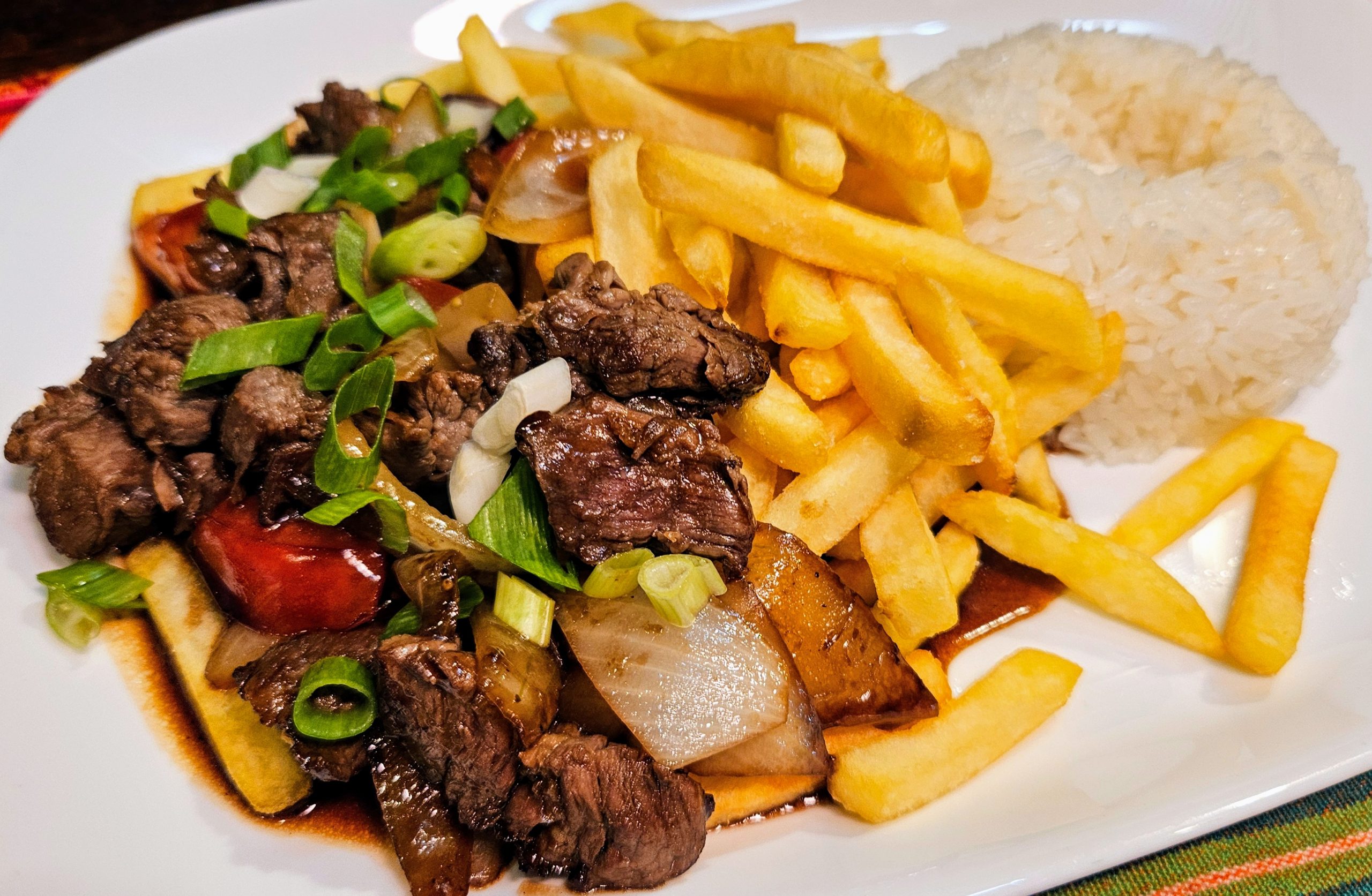 Lomo saltado, carne no molho peruano