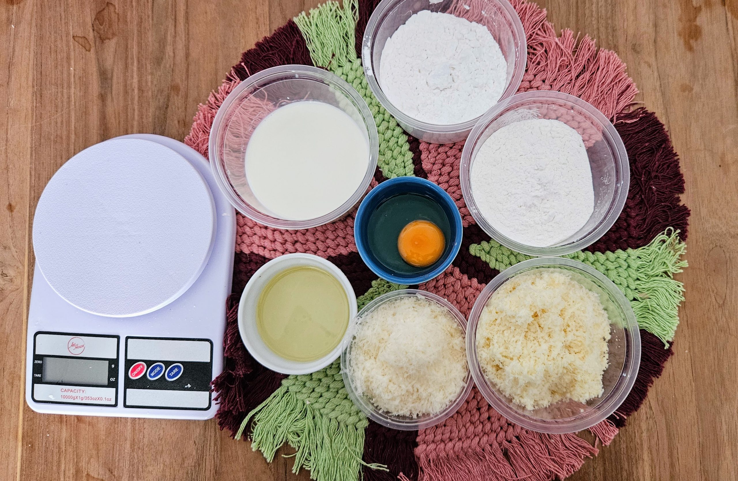 Queijos de Minas, parmesão, polvilho azedo e doce, ovo, leite e óleo