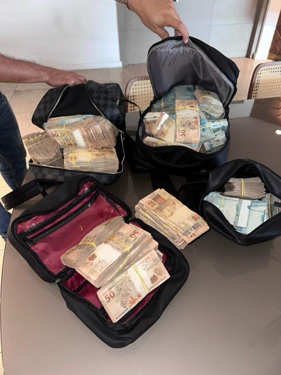 Dinheiro em espécie aprendido durante cumprimento de mandados nesta quinta