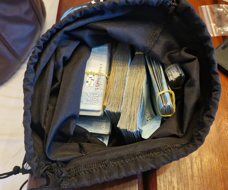 Dinheiro em espécie aprendido durante cumprimento de mandados nesta quinta