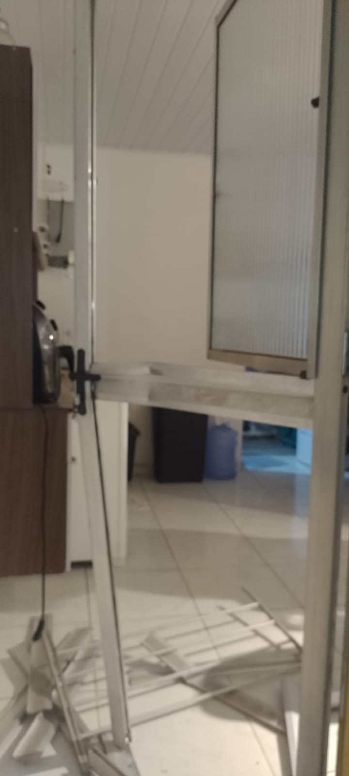 Porta destruída após invasão