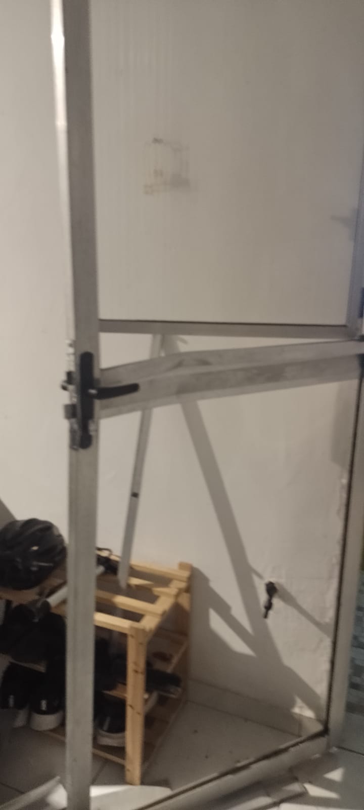 Porta destruída após invasão
