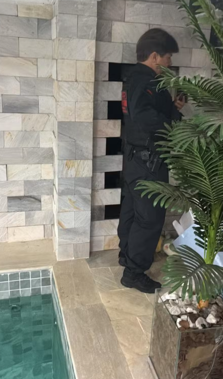 Parede de tijolos escondia passagem secreta em prédio na Rocinha 