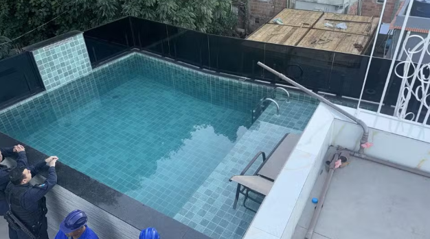 Piscina na cobertura de prédio a ser demolido na Rocinha