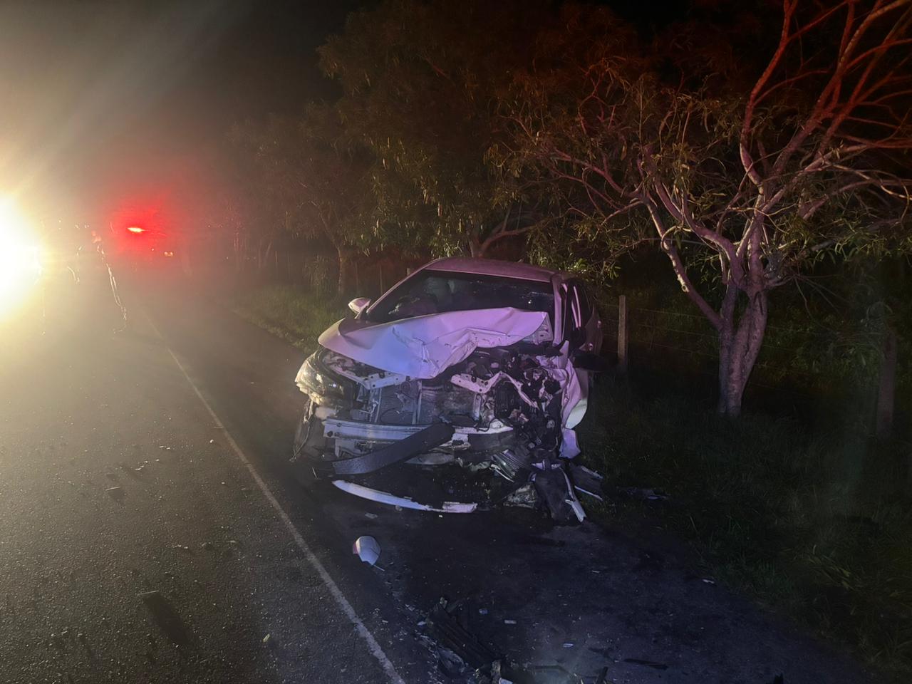 Carro destruído após acidente