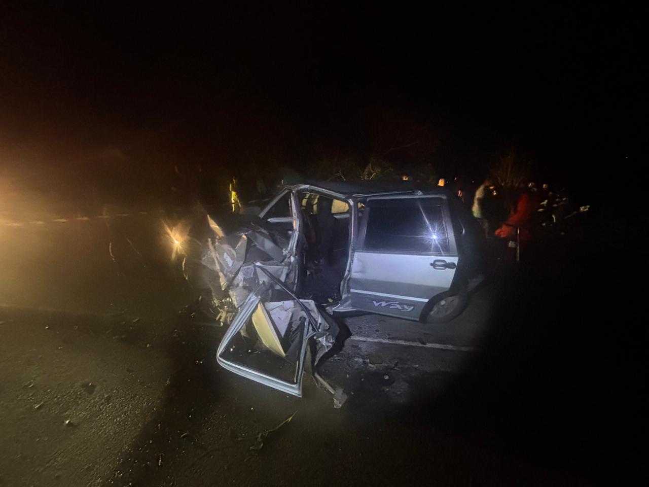 Carro destruído após acidente