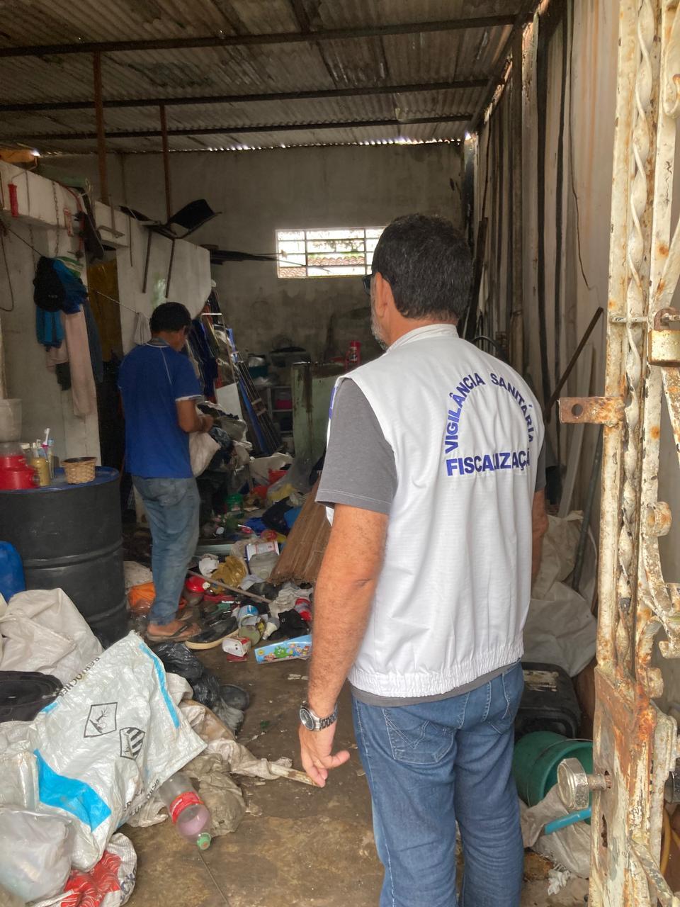 Roedores e escorpiões: duas caçambas de entulho são retiradas de residência, na Santa Amélia