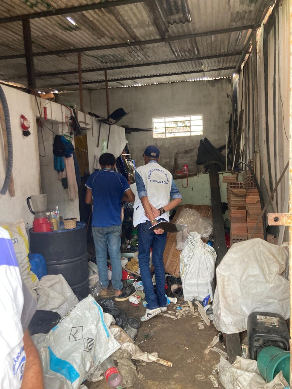 Roedores e escorpiões: duas caçambas de entulho são retiradas de residência, na Santa Amélia