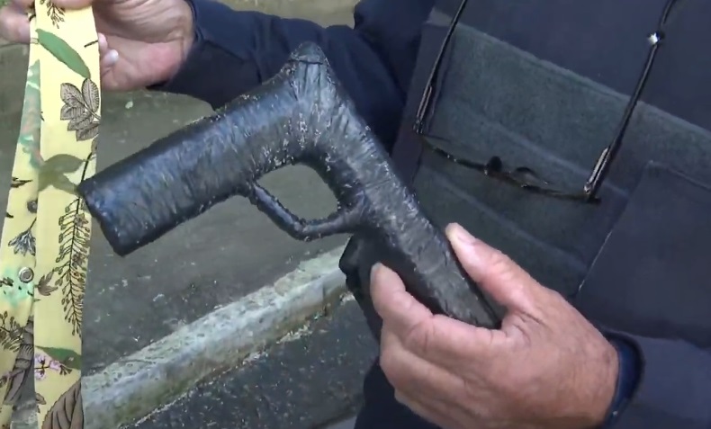 Simulacro utilizado pelo suspeito. Crédito: Reprodução/TV Pajuçara