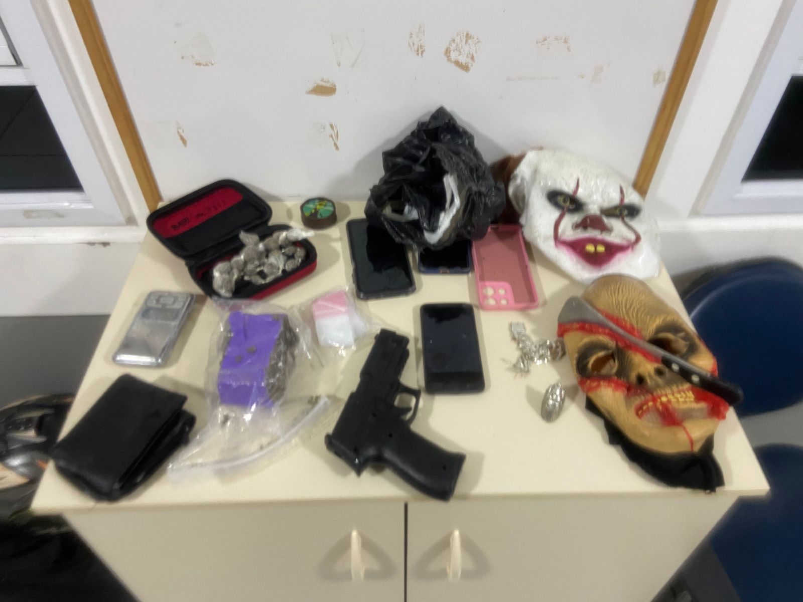 Drogas, mascaras e simulacro apreendidos na casa do entregador