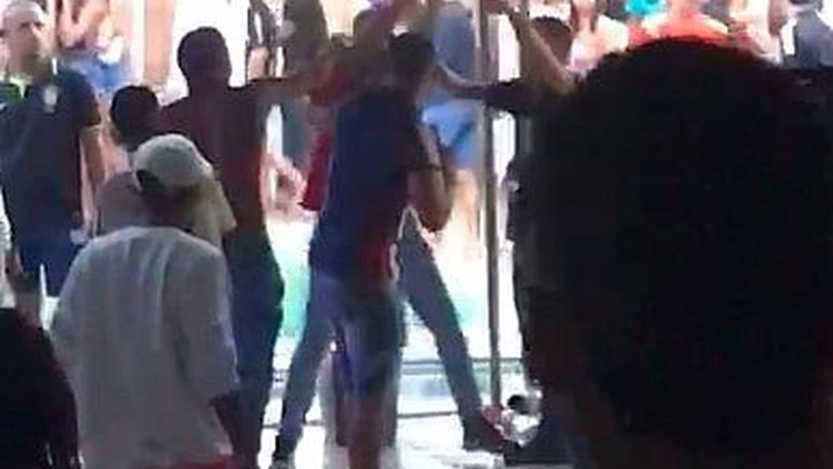 Na época, testemunhas disseram que o crime foi praticado por um segurança do local, que "abriu fogo" durante uma briga generalizada.