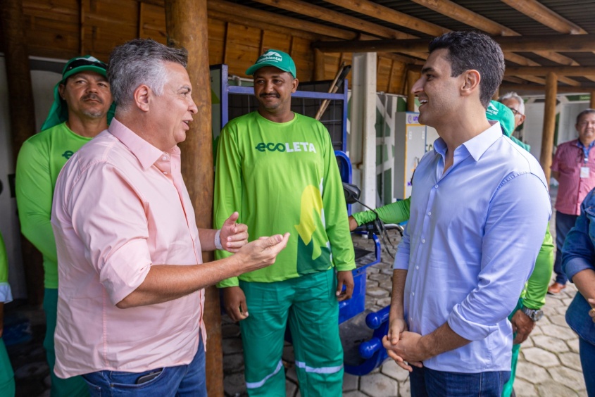 Os prefeitos Álvaro Damião e JHC conversaram sobre boas ideias que devem ser aproveitadas, em referência ao Ecoleta. Foto: Itawi Albuquerque/Secom Maceió