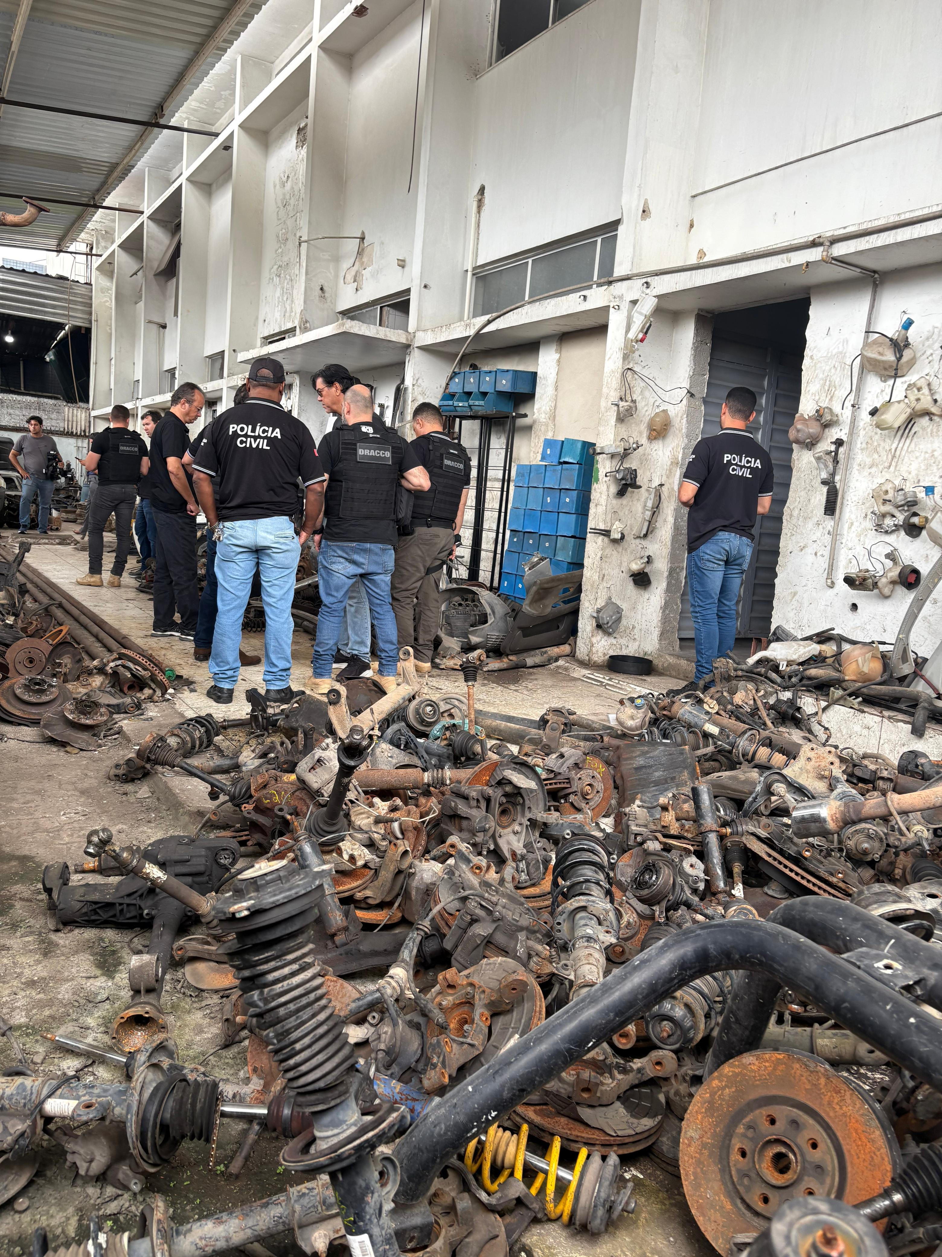 Buscas em poss&iacute;veis estabelecimentos comerciais que estejam vendendo pe&ccedil;as de carros e motos roubados.