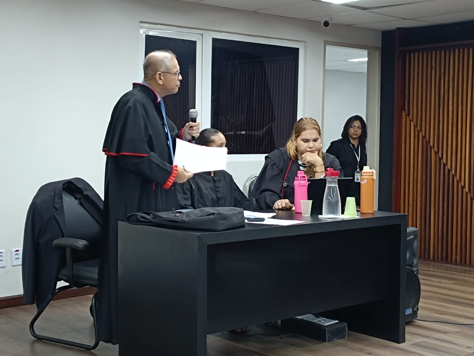 Promotor Flávio Costa durante júri, nesta quinta-feira (18)