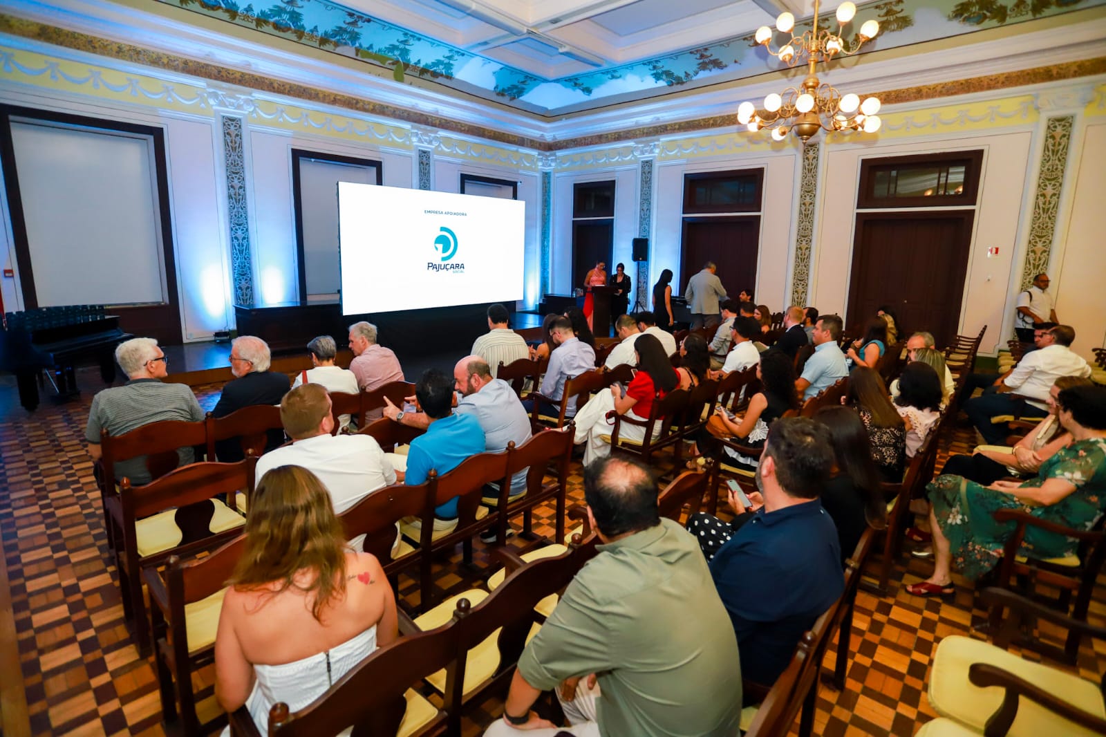 Empresários, voluntários e ex-alunos participaram do jantar na Associação Comercial de Maceió.