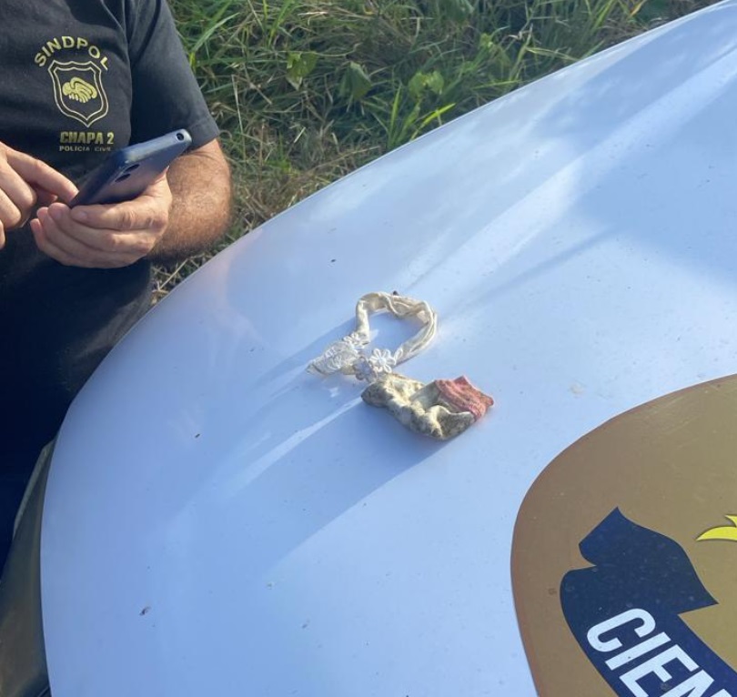 Laço e meia de bebê foram encontrados pela polícia no local onde corpo - possivelmente de uma mulher - foi achado pelas autoridades em área de mata, no Benedito Bentes - Leandro Santiago / TV Pajuçara