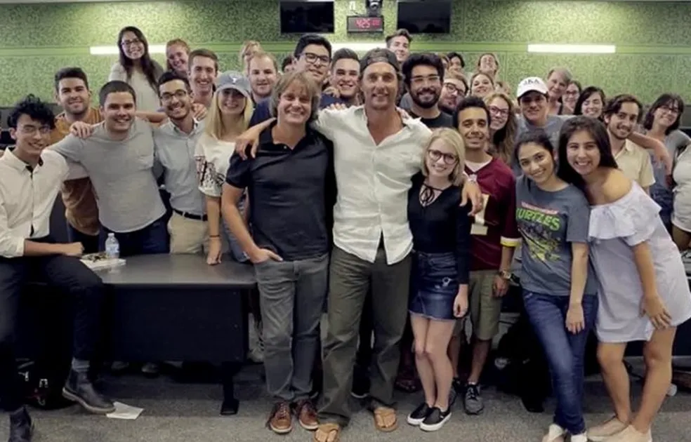 Matthew McConaughey como professor na Universidade do Texas — Foto: Reprodução