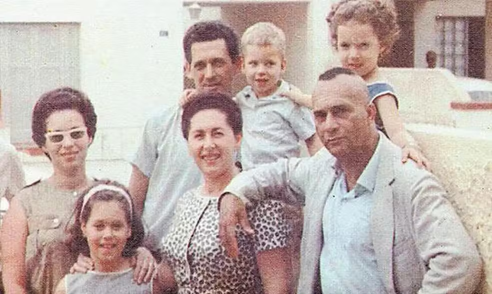 Imagem do documentário 'Marighella', onde Carlos Mariguella aparece ao lado da esposa Clara Charf e seus familiares. — Foto: Divulgação