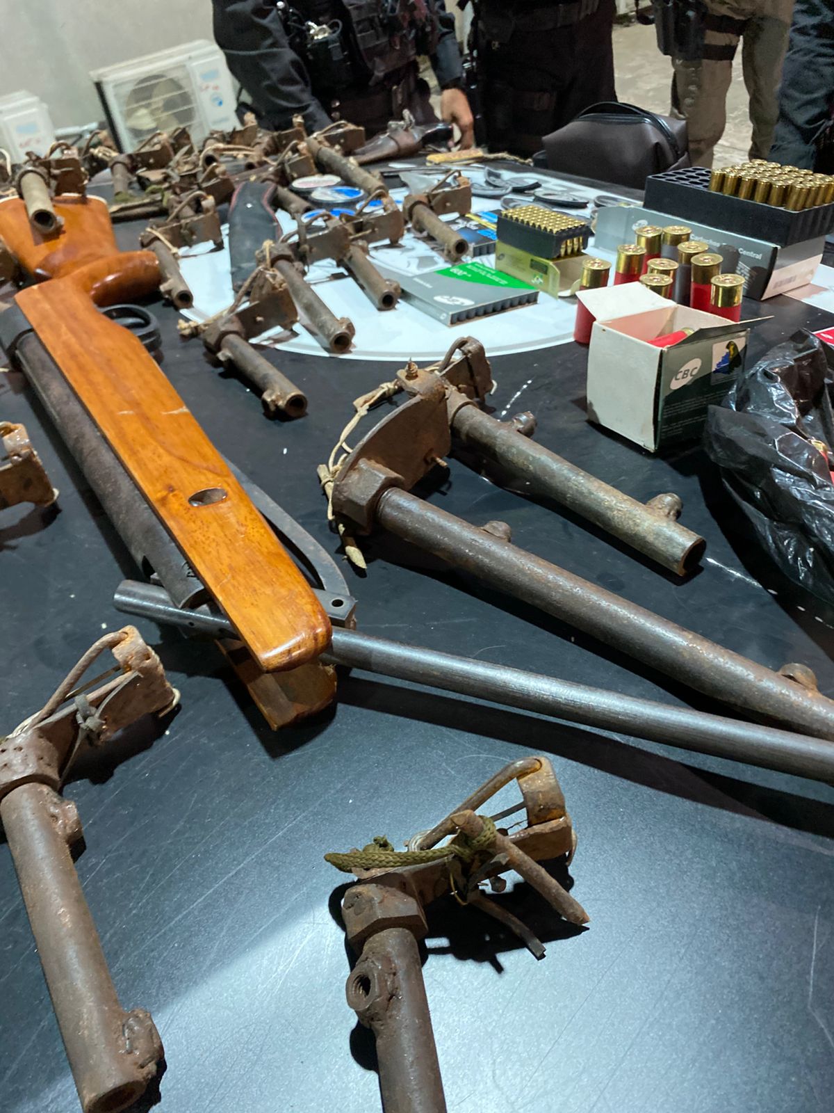 28 armas são encontradas na casa de suspeito