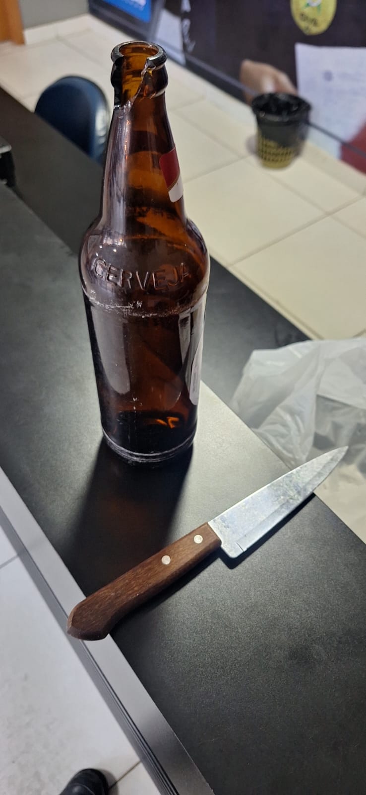 Homem é preso após arremessar garrafa na cabeça da companheira; vítima levou sete pontos